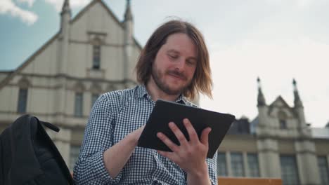 junge-schöne-Mode-Modell-Business-Arbeiter-mit-Tablet-im-Freien,-Mann-männlich-Porträt-mit-Tablet-in-der-Stadtarbeit