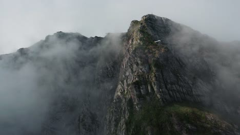 Vista-aérea;-drone-que-se-mueve-sobre-la-cresta-de-Aibga,-Krasnaya-Polyana