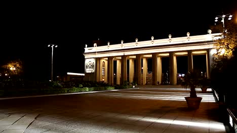 Puerta-de-entrada-principal-del-Parque-Gorky-(por-la-noche)---una-de-las-principales-vistas-de-la-ciudad-y-lugar-de-interés-en-Moscú,-Rusia