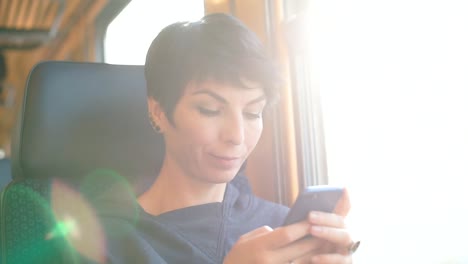 mujer-utiliza-un-teléfono-inteligente-en-un-tren