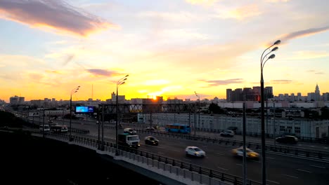 Vista-aérea-de-las-casas-y-calles-de-la-metrópolis