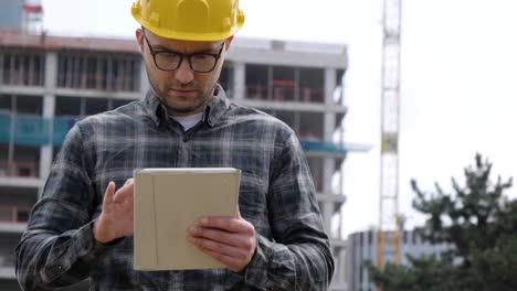 Architekt-auf-Baustelle-mit-digitaler-Tablet