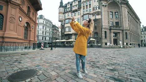 Eine-Dame-schaut-sich-auf-der-Straße-um-und-fotografiert-sie