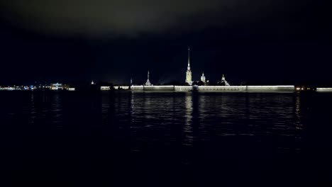 beleuchtete-Peter-und-Paul-Festung-in-Sankt-Petersburg-in-der-Nacht,-Stadtpanorama