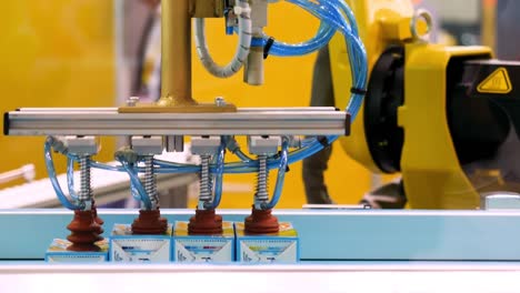 Mechanischer-Roboter-mit-künstlicher-Intelligenz-sortiert-Produkte-auf-dem-Förderband,-moderne-Technologien-Konzept.-Medien.-Industriemaschine-und-Fabrik-Roboter-Arm-mit-kleinen-Boxen