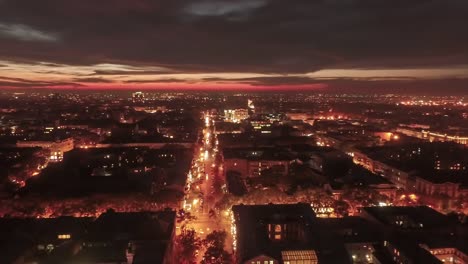 Lapso-de-tiempo-aéreo-de-una-ciudad-vieja-del-centro-de-Odessa,-Ucrania.-Luces-de-la-ciudad-y-el-tráfico-por-la-noche-en-la-parte-antigua-de-la-ciudad