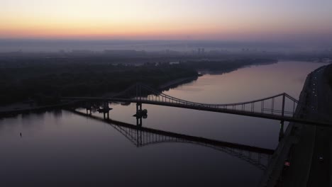 Día-sobre-el-río-Dnieper-en-Kiev.-Hermoso-amanecer-sobre-la-plaza-Postal-en-Kiev.-Vídeo-de-Kiev-en-el-río-Dnieper.-Rayo-solar.-Fotografía-aérea-de-principios-de-Kiev