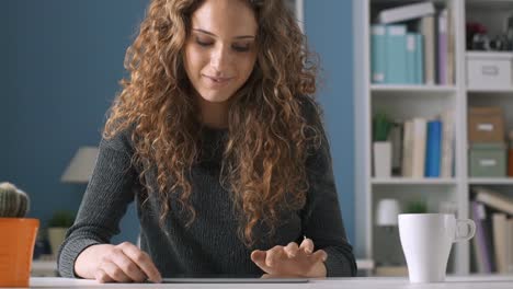 Mädchen-soziale-Netzwerke-mit-ihrem-Tablet