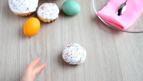 Pick-up-the-Easter-cake-with-a-festive-table.