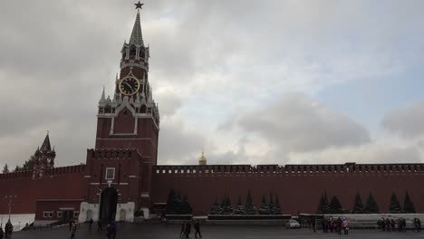 Los-turistas-a-pie-en-Plaza-Roja-en-el-fondo-del-Kremlin