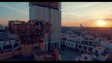 Luftaufnahme-der-Stadt-bei-Sonnenuntergang