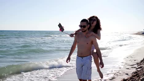 Selfphoto-positivo-jóvenes-disparar-vídeo-de-viaje-de-vacaciones,-par-hacer-autofe-foto-en-playa-el-amor,-pareja-de-vacaciones