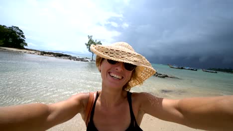 Chica-tomando-retratos-selfie-en-playa-tropical-en-Tailandia