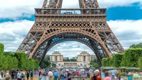 Champ-de-Mars-und-dem-Eiffelturm-Zeitraffer-an-einem-sonnigen-Sommertag.-Paris,-Frankreich