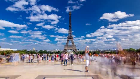 Berühmte-quadratische-Trocadero-mit-Eiffelturm-im-Hintergrund-Timelapse-hyperlapse