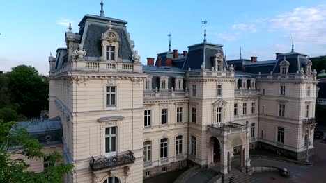 Rodaje-aéreo-del-Palacio-de-Potocki-en-Lviv-en-un-día-soleado