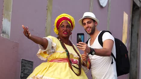 Tomando-un-Selfie-mujer-brasileña---"Baiana"-en-el-Pelourinho,-Bahia