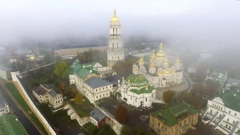 Luftaufnahme-des-Kiewer-Höhlenkloster-Kiew,-Kiew,-Ukraine.-Kiewer-Höhlenkloster-auf-einem-Hügel-am-Ufer-des-Dnjepr.