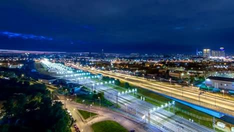 Timelapse-de-Moscú,-vista-de-noche-del-tercer-anillo-del-transporte-y-la-parte-central-de-los-anillos-de-Moscú,-tráfico,-luces-de-coche