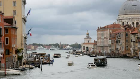 Der-Blick-auf-den-berühmten-Canal-Grande-in-Venedig-und-im-Hintergrund-Kathedrale-Santa-Maria-della-Salute