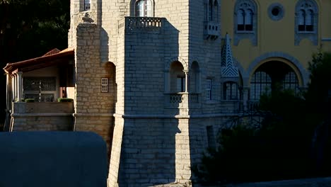 Schlossartige-Haus-mit-Turm-am-Nachmittag-Sonne,-berühmte-Architektur,-Tourismus