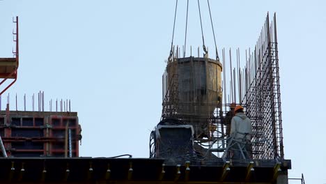 Industriekran-liefert-Container-mit-Beton-Gebäude-für-strömenden-Platten