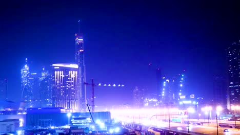 Großstadt-Verkehr.-Autobahn-und-Verkehr-in-der-Stadt-bei-Nacht.-Die-Skyline-der-Stadt-mit-mehreren-Überflügen-über-Vollmond.-Beschäftigt-Ampel-Wanderwege