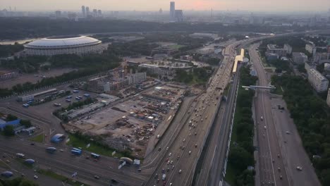 Rusia-atardecer-cielo-Moscú-tráfico-carretera-anillo-luzniki-stadium-construcción-aérea-panorama-4k