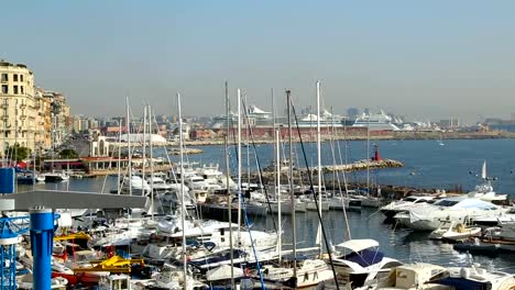 Hermoso-blanco-yates-atracados-en-el-puerto-de-Nápoles-en-Italia,-transporte-por-agua