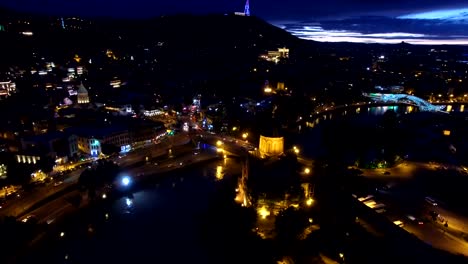 Hellen-Stadtbeleuchtung-im-Stadtgebiet,-Panorama-Drohne-Filmmaterial,-Nacht