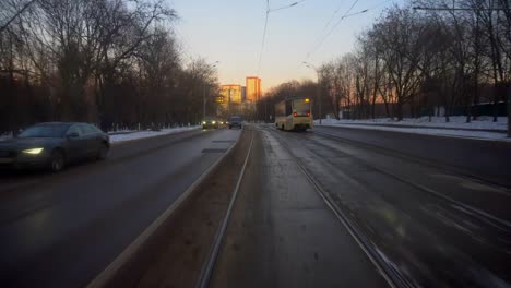 paseo-en-el-tranvía-moderno-a-través-del-parque-de-invierno