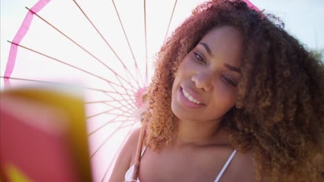 Afro-Haar-ethnischen-weibliche-Lesebuch-am-Strand