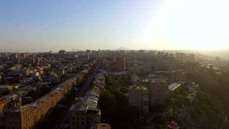 Hermosas-calles-y-edificios-de-Ereván-en-día-soleado,-vista-aérea,-viajar