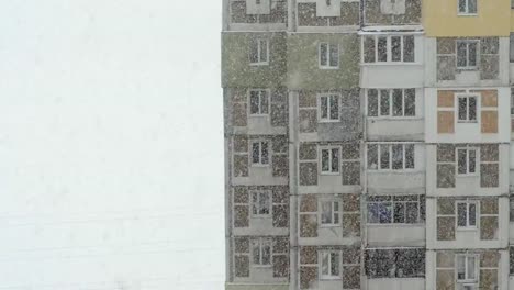 Schneefall-in-der-Stadt.-Blick-aus-dem-Fenster-auf-die-Straße-Schnee.-Close-up