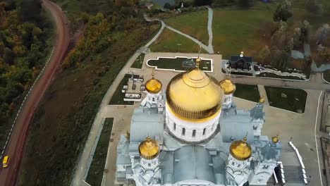 Draufsicht-auf-den-großen-christlichen-Tempel.-Clip.-Kirchlichen-Blick-von-außen.-Die-alte-Kirche.-Die-Steinkirche-mit-goldenen-Kuppeln-im-Herbst