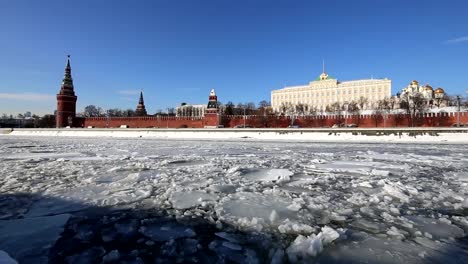 Vista-del-río-Moskva-y-el-Kremlin-(día-de-invierno),-Moscú,-Rusia