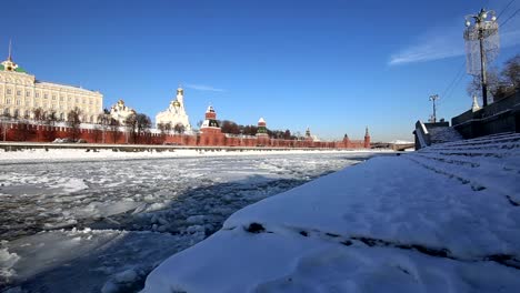 Blick-auf-den-Fluss-Moskwa-und-den-Kreml-(Wintertag),-Moskau,-Russland