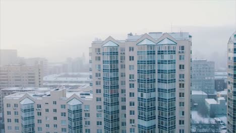 Vista-panorámica-del-edificio-cubierto-de-nieve.-Modernos-barrios-residenciales-en-la-ciudad,-paisaje-de-invierno