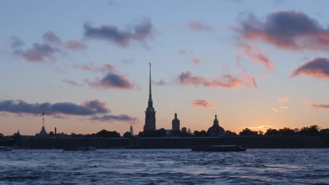 Silueta-de-Peter-y-Paul-Fortress-y-nubes-en-el-atardecer---San-Petersburgo,-Rusia