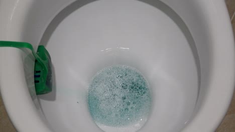 Baño.-Agua-de-Flushing-en-el-inodoro