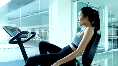 Asiatische-Frau-Übung-im-Fitnessstudio.-Sport-und-Reaktion-Konzept.-4k-Auflösung.