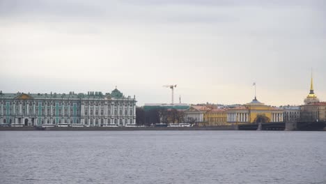 Museo-del-Hermitage,-antigua-bolsa-de-San-Petersburgo-y-columnas-rostrales-de-la-escupida-de-la-Isla-Vasilievsky.