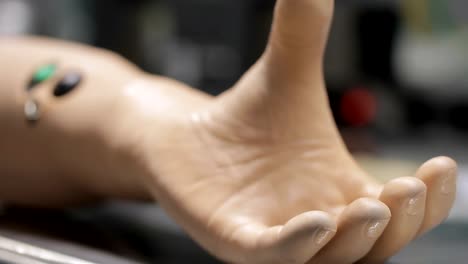 Close-up-of-bionic-hand-curling-fingers-on-the-table