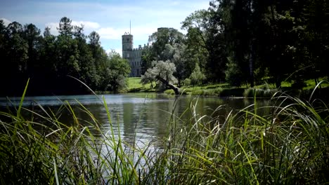 El-Gran-Palacio-de-Gátchina-en-el-parque-de-Gatchina-en-día-soleado-de-verano