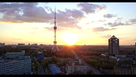 Ojo-ver-video-de-un-pájaro-de-los-aviones-no-tripulados-en-FullHD-y-la-torre-de-televisión-de-Kiev-Kiev-TV-Center-en-la-ciudad-de-Kiev,-Ucrania.-Pedestal-video-lento-contra-un-sol-radiante,-en-el-verano.