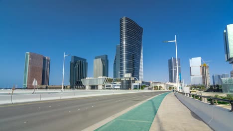 Moderne-Gebäude-in-Abu-Dhabi-Skyline-Timelapse-Hyperlapse-mit-Wasser