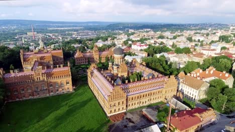 La-residencia-de-la-Universidad-Nacional-de-Chernivtsi.-Seminario-iglesia-de-los-tres-santos.-Edificio-del-seminario.-Aéreo