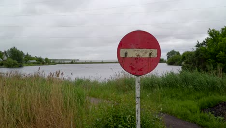 El-signo-de-borde-rojo-en-Estonia-de-Narva