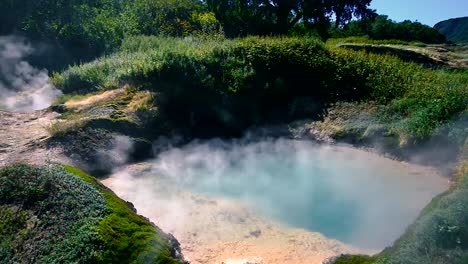 Valle-de-géiseres.-Temporada-turística-en-la-península-de-Kamchatka.-Reserva-natural-de-Kronotsky.-El-material-de-stock-de-verano-video