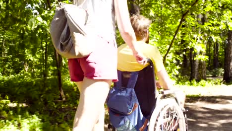 Desactiva-el-joven-hombre-en-el-parque-con-su-esposa